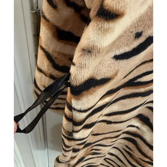 Victorias Secret Tiger Print Robe Sz M/L Women's Plush Brown Black Animal - Picture 8 of 9